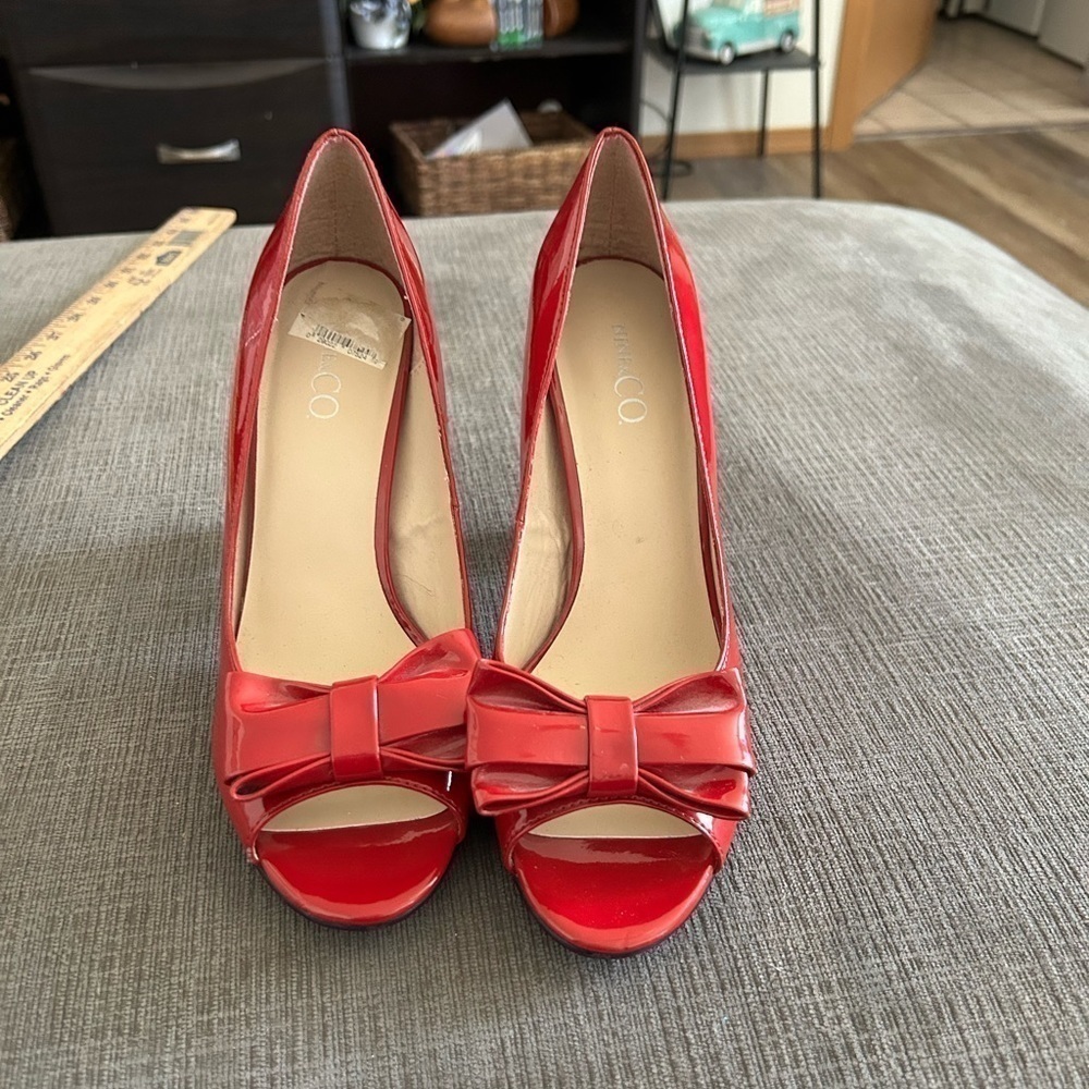 Nine & co red shiny peel toe bow shoes size 8.5